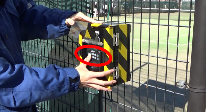 Foto: Presionando el código de acceso en la caja de llaves inteligente