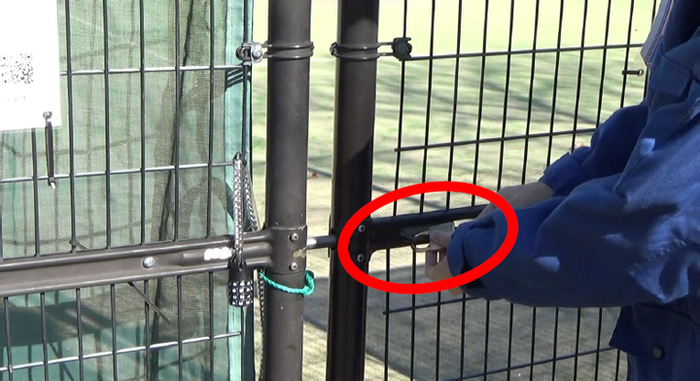 Foto: Abriendo la llave de la entrada de la instalación