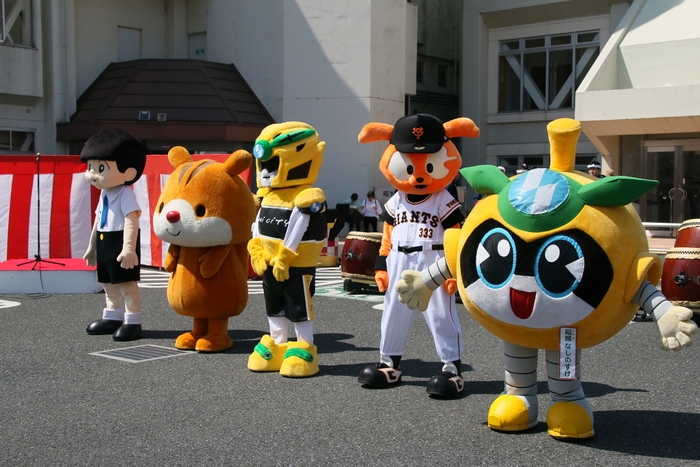 Inagi Nashinosuke y el guerrero Onekan Inagi Pedalion, entre otros (tiempo para fotos con los personajes)
