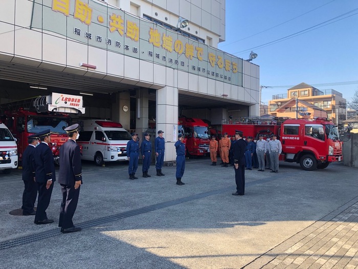 Miembros del tercer equipo de envío de asistencia de emergencia de bomberos que regresaron a la oficina