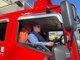 Foto del equipo usado al conducir el camión de bomberos