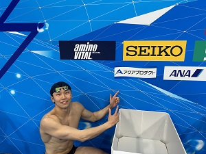 Foto: El jugador Yanagisawa tomando una foto frente a Aqua Product