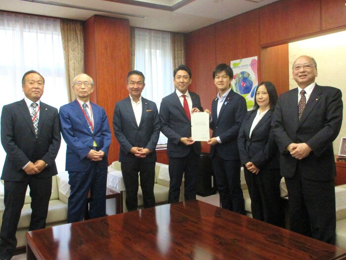 Presentación de la solicitud al Ministro de Agricultura, Silvicultura y Pesca Norikazu Suzuki