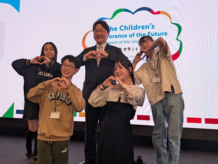 Imagen: El alcalde Takahashi con los niños representantes de la ciudad de Inagi