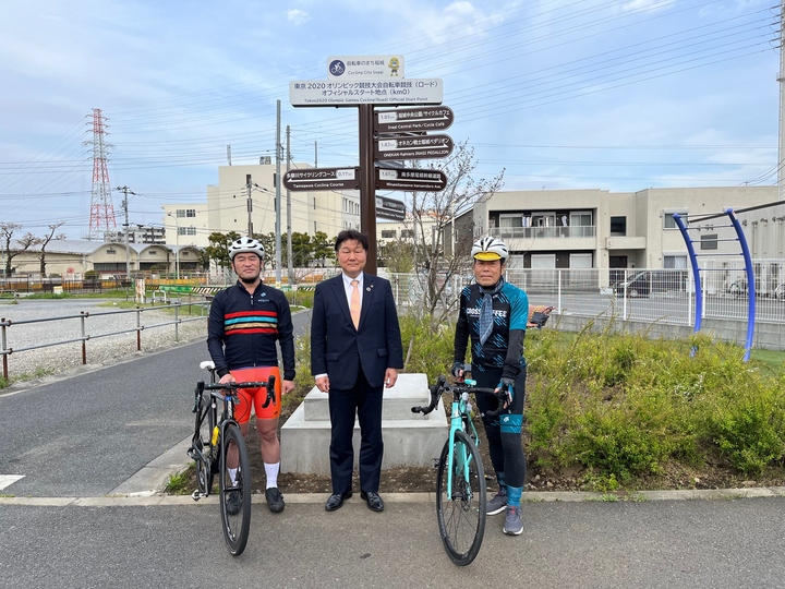写真　（左から）あべき氏、高橋市長、徳尾会長
