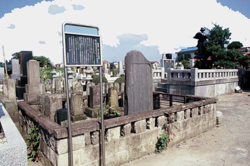 画像　孝子長五郎の墓と頌徳碑