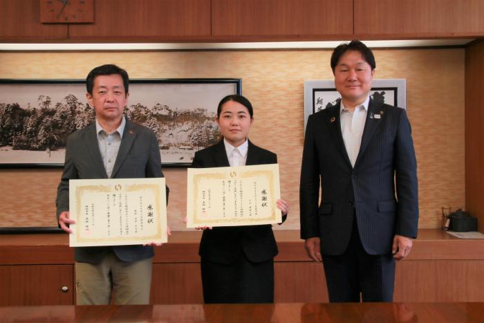 画像　（左から）田澤教授、兒玉さん、高橋市長