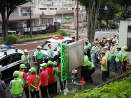 Foto: ao lado da delegacia de polícia de Hirao