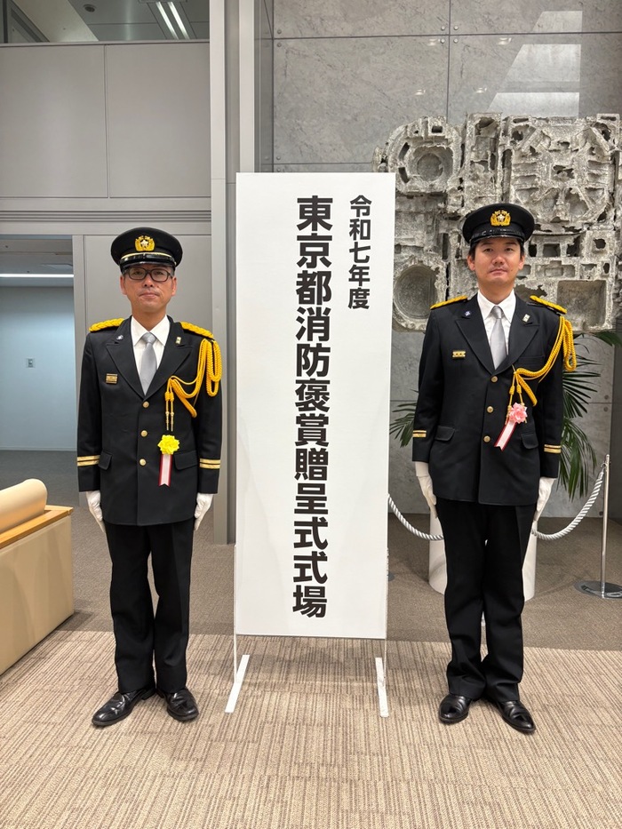 Vice-chefe Ishii Yoshiyuki (esquerda), chefe da oitava divisão Tanaka Shunpei (direita)