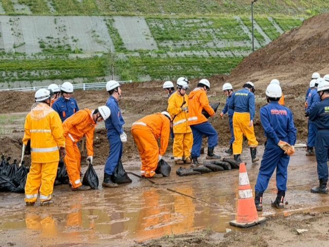 Foto: Confecção de sacos de areia e método de empilhamento de sacos de areia