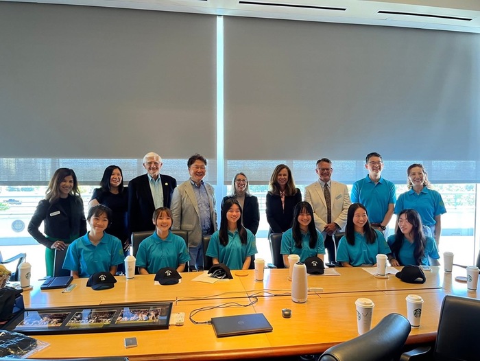 Imagem: Estudantes em homestay com o prefeito e pessoas da cidade de Foster City