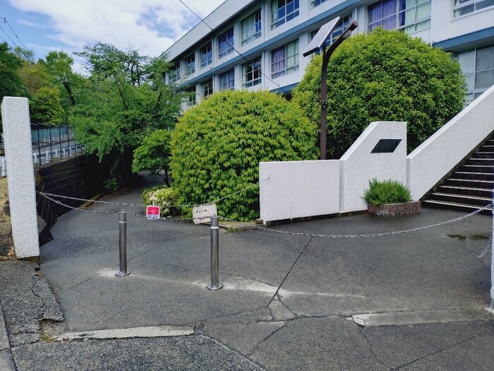 Como colocar a corrente na entrada da Escola Secundária nº 2 de Inagi