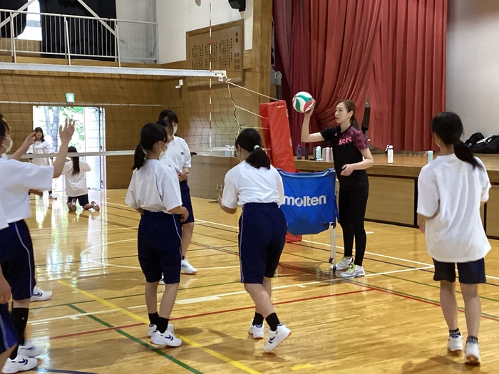 Imagem: Instrutor externo orientando o clube de vôlei