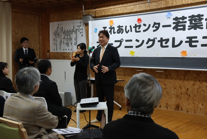 ALT: O prefeito Takahashi faz um discurso na cerimônia de abertura