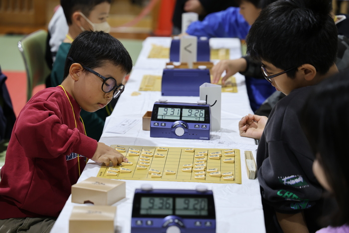 ALT: Crianças jogando shogi