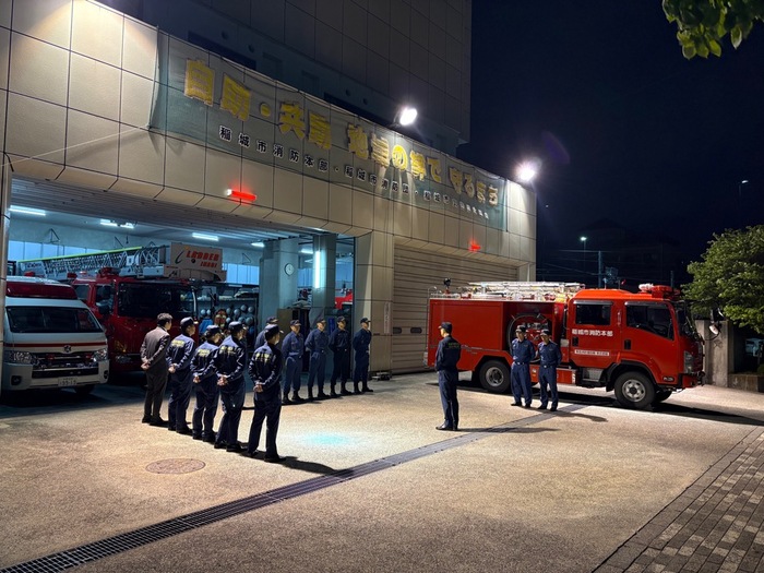 Equipe de assistência emergencial dos bombeiros que retornou à base
