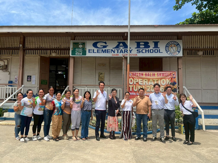 Imagem: Foto em grupo em frente à Escola Elementar GABI