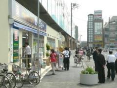 Foto: Uso eficaz sob a passarela elevada (iPort Yanokuchi)
