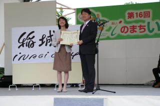 高橋市長から木村さんへ感謝状の授与