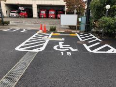 照片:身體障礙者用停車位