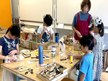 在創作室做手工