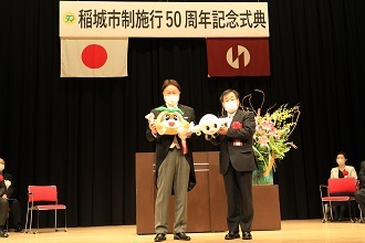 照片:從大空町贈送給稻城市的紀念品情況