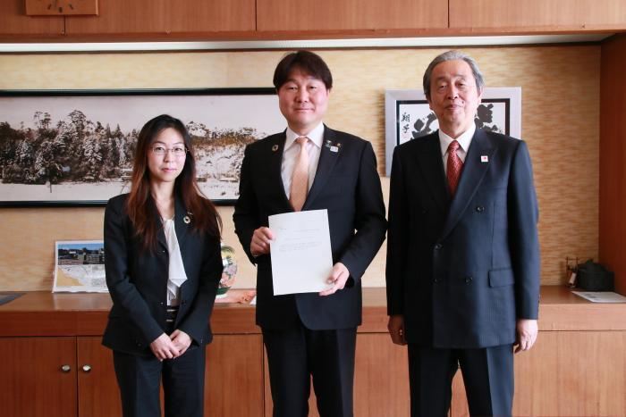 照片:中村主任委員、高橋市長、角田副委員會主席