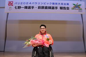 照片:手持花束的七野選手紀念拍攝